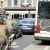 Alle drei Verkehrsmittel haben eine große Bedeutung in Augsburg: das Autofahren, das Radeln und das Angebot von Bus und Tram. In der Karlstraße kommt alles zusammen. 