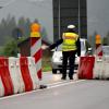 Ein Polizist kontrolliert am Grenzübergang im bayerischen Mittenwald die von Österreich nach Deutschland einreisenden Autos.