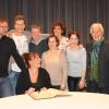 Der Besuch bei den Fans in Mertingen bereitete dem Team der bayerischen Seifenoper „Dahoam is Dahoam“ sichtlich Freude. Bürgermeister Albert Lohner (Zweiter von rechts) lud zum Eintrag ins Goldene Buch ein. 	 	