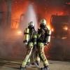 Lastwagen und Baumaschinen in einer Balzheimer Firmenhalle gingen in Flammen auf. 