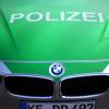 Eine 47-Jährige fährt beim Einparken in Schrobenhausen ein Fahrzeug an. Statt sich mit dem Unfall zu beschäftigen beleidigt die Frau die Unfallopfer.