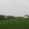 1,8 Hektar groß ist die Fläche am östlichen Ortsrand von Neukirchen (im Vordergrund), auf der ein Baugebiet entstehen soll.
