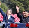 Winkende Staatschef: Moon Jae In und Kim Jong Un in Pjöngjang.