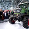 November 2017: Niedersachsens Landwirtschaftsminister Christian Meyer (3.v.l., Bündnis 90/Die Grünen) betrachtet am Stand der Firma Fendt auf der Landtechnik-Messe Agritechnica in der Messe Hannover (Niedersachsen) mit dem Vorsitzenden der Geschäftsführung, Peter-Josef Paffen (4.v.l), einen elektrisch betriebenen Traktor.