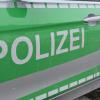 Die Polizei ermittelt gegen einen Unbekannten, der Radmuttern an einem Auto gelockert haben soll.