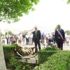 Die Bürgermeister Franz Stimpfle und Felipe Canler gedenken gemeinsam der Kriegsopfer vor den niedergelegten Blumenkränzen am Denkmal vor dem Rathaus. 