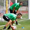 Andreas Luthe (vorne) und sein Konkurrent Fabian Giefer liefern sich ein hartes Duell um die Nummer eins im Tor des FC Augsburg. Wer am ersten Spieltag von Trainer Manuel Baum das Vertrauen erhält, ist noch offen.  	