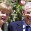 Kanzlerin Merkel und Ministerpräsident Monti bei einem früheren Treffen in der Villa Madama in Rom. Foto: Alessandro di Meo/ Archiv dpa