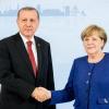 Zu zaghaft gegenüber der türkischen Regierung? Bundeskanzlerin Angela Merkel begrüßt in Hamburg Recep Tayyip Erdogan, Staatspräsident der Türkei.