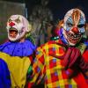 Als unheimliche Clowns kostümierte Menschen treiben derzeit in den USA ihr Unwesen. Der Trend schwappt nun auch nach Deutschland. In Rostock wurde ein 19-Jähriger verletzt.