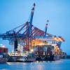 Containerschiffe liegen im Hamburger Hafen am Containerterminal Eurogate. Die deutsche Wirtschaft leider derzeit, die Konjunkturprognose wurde gesenkt