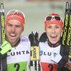 Johannes Rydzek (l) und Eric Frenzel feiern ihren Sieg im Teamsprint.