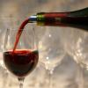 Alkohol ist eine echte Kalorienfalle. Ein Glas Rotwein (100 ml) hat rund 67 Kalorien.