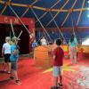 Der Zirkus Flip Flop ist in Untermeitingen zu Gast und probt mit den Grundschülern eine Woche lang Aufführungen ein.