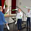 Die Abiturienten Vincet und Lorenz Thoma jonglierten mit ihrem kleineren Bruder Dominik beim Abiturientengottesdienst. 	