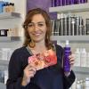 Friseurin Sandra Jais aus Kaufering versucht mit dem Verkauf von Gutscheinen und Produkten zu überleben.