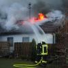 Die Feuerwehr löschte den Brand eines Einfamilienhauses in Schöffelding. Durch das Feuer entstand ein Sachschaden von 300000 Euro. 	