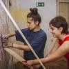 Die Schülerinnen Nena Mayr (links) und Elisa-Marie Schilling arbeiten in der alten Wache an ihrem Kunstwerk.