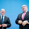 Olaf Scholz (SPD), Bundesminister der Finanzen, und Peter Altmaier (CDU, r), Bundesminister für Wirtschaft und Energie, geben in der Coronakrise große Versprechen ab.