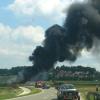Nach einem Unfall auf der B10 steht ein Tanklastwagen mit circa 10.000 Liter Diesel an Bord in Flammen.