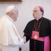Papst Franziskus begrüßt Bischof Bertram Meier im Vatikan. 