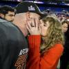 Die Musikerin Taylor Swift küsst Kansas City Chiefs Tight End Travis Kelce nach einem NFL-Footballspiel auf dem Spielfeld. Aufgeregte Debatten folgen.