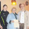 Kurt Pichelmann (rechts) gratulierte Sarah Jaumann (links) zu ihren sportlichen Erfolgen und zeichnete Renate Stohl für ihre 40-jährige Treue zum Verein aus.  