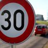 Mehrere Bürger wünschen sich für Kötz eine Geschwindigkeitsbegrenzung auf 30 Stundenkilometer. Der Gemeinderat will die Ausweisung von Tempo-30-Zonen überprüfen lassen. 	
