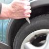 Gleich mehrmals beschädigte ein 60-Jähriger ein Auto und zerstach die Reifen. 