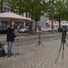 Der Illertisser Zahnarzt Wolfgang Gänsler zählte zu den Rednern der Demonstration am Illertisser Marktplatz. Etwa 120 Menschen waren gekommen. 	 	
