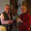 Der Ortsobmann der Sudetendeutschen Landsmannschaft Aichach, Gert Schwank (rechts), bedankt sich beim Referenten Rupert Reitberger für seine Filmdarbietung „Holzdrift aus dem Böhmerwald“. 	
