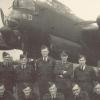 Ein Foto aus Peter Johnsons Autobiographie. Es zeigt ihn stehend als Vierten von links mit seiner Flug- und Bodencrew vor einem Lancaster-Flugzeug, das an dem Angriff auf Würzburg beteiligt war.