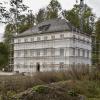 Am Gutshaus auf Gut Mittelstetten wird bereits renoviert (oben). Die Fotos unten zeigen den Dreikanthof im Zentrum (unten links) und das Künstlerhaus. 	