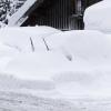 Ein komplett mit Schnee bedecktes Auto steht in Davos neben einer Straße. Laut Weltwetterorganisation sorgt der Jetstream zurzeit für die heftigen Niederschläge, die in den Alpen das Schneechaos ausgelöst haben.
