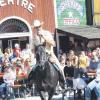 Saisoneröffnung in der Western-City: Ab 16. April herrscht nun wieder Trubel am „Stadtplatz“, wo Fred Rai mit seinem Pferd Spitzbub auftritt.  