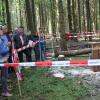 Ein Bus-Shuttle brachte die Besucher vom Kloster hinaus in den Wald, wo unter anderem die Sicherheit bei der Waldarbeit, im Fokus stand.