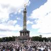 Demonstranten an der Siegessäule - ohne Mundschutz und Abstand.