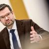 Bundesjustizminister Marco Buschmann (FDP) schlägt rechtliche Erleichterungen für nicht verheiratete Väter und homosexuelle Paare vor.