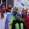 Bunte Kostüme und fröhliche Gesichter trifft man heuer endlich wieder beim Faschingsumzug in Schwabmünchen an.