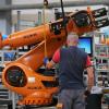 Midea will bis März 2017 die Übernahme der Augsburger abschließen, die auf Roboter für die Industrie - insbesondere in der Autoproduktion - spezialisiert sind.
