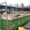 Die Bauschuttcontainer auf den Wertstoffhöfen sind jetzt von Zäunen umrandet, damit das Ablagern bessere kontrolliert werden kann. 	