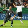 Miroslav Klose (r) war beim Treffer zum 1:0 noch dran. dpa