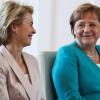 Da schien die Welt noch in Ordnung: Ursula von der Leyen (links) hat gerade ihren Posten als Verteidigungsministerin abgegeben, um nach Brüssel zu gehen. Angela Merkel hat ihr den Job als EU-Kommissionspräsidentin verschafft.