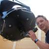 Wolfram Felber mit einem seiner Teleskope, die er immer wieder auch in Bobingen zu Testzwecken aufbaut und kurzzeitig betreibt. 