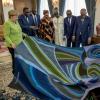 Bundeskanzlerin Angela Merkel hat schon viele Geschenke entgegengenommen. Im August diesen Jahres überreichte ihr Macky Sall,  Präsident der Republik Senegal, einen bunten Teppich.