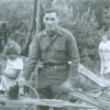 US-Soldat Wayne Bichel mit Trudi (sieben Jahre) und deren Mutter Martha Hilber (im Hintergrund). Das Bild wurde im Frühjahr 1945 nach dem Einmarsch der US-Truppen in Mittelschwaben aufgenommen. Die Stadt Krumbach wurde am 27. April 1945 quasi im Handstreich besetzt. Wayne Bichel war danach mehrere Male bei der Familie Hilber zu Gast. Dank Zutaten aus der US-Truppenküche „zauberten“ die Hilbers sogar eine Torte mit „Amistern aus Puderzucker“. 