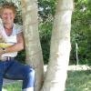 Der von Unbekannten geschälte Ahornbaum am Kühbacher Skaterplatz hat jetzt einen Wundverband. Lucia Bucher versucht mit ihrer speziellen Methode, den Ahornbaum zu retten.