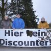 Ina Lichtenstern (links), ihr Vater Franz Probst und Gemeinderätin Gabriele Tallafuß gehören zu den Gegnern einer möglichen Netto-Ansiedlung in Egling. Sie ärgern sich über den Vandalismus an ihrem Banner. 	