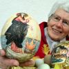 Lia Mathe zeigt kunstvoll bemalte Eier von ihrer verstorbenen Freundin und Ordensschwester .