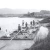 Der Untere Floßbindeplatz in Lechbruck um 1900. Hier wurden die Holzstämme zusammengebunden und die Fracht geladen. Dann begann die gefährliche Fahrt auf dem wilden Lech mit seinen Sand- und Kiesbänken. 	